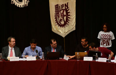 Los estudiantes del Instituto Politécnico (IPN) y la representación gubernamental acordaron crear una comisión para redactar un documento conjunto con las coincidencias de cada una de las posiciones en torno a nueve de los once puntos que se discuten.