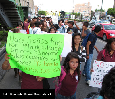 La marcha de los alumnos de la Voca arrancó del Parque Hidalgo. “No quiero perder clases. Pero tampoco quiero perder más compañeros”, decía unos de los carteles.