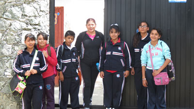 Quienes observamos el paso de estos niños creemos que es acto de verdadera entrega lo que hacen cada día de la semana para acudir a la escuela. 