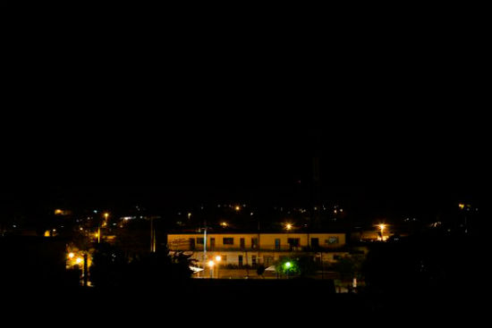Vista nocturna de la antigua estación ferroviaria de Tenosique, desde el techo del albergue La72.