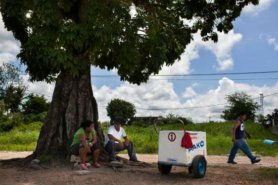 Darwin Estuardo Ayala, 29, originario de El Progreso, Honduras, descansa bajo un árbol. Ex policía militar, lleva mes y medio vendiendo paletas frente al albergue La 72 en Tenosique.