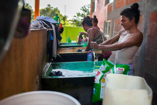 Víctor Manuel Aguilar Zelaya, Victoria, originaria de Arizona Atlántida, Honduras. Sostiene que “a veces uno sueña en grande pero los sueños son breves”.
