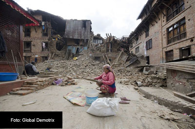  3.	Esta mujer estaba separando partículas de polvo y piedrecitas de los granos de arroz después de que un terremoto de 7.8° de magnitud azotara Nepal el sábado y destruyera su casa junto con lo que quedaba de provisiones de comida de la familia. Aldea Bungamati, a 8 kilómetros al sur de Katmandú.