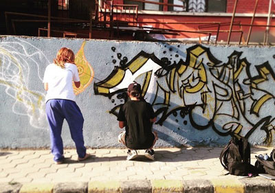 Los nepaleses están echando una mano en todas las maneras posibles para reconstruir su país. Y los artistas están usando su talento para organizar una campaña y recaudar fondos. Estos son artistas asociados con un ecléctico grupo llamado Art Lab con base en Katmandúu. Y están utlizando los muros públicos para esparcir el mensaje de esperanza, paz, compasión y coraje. Esto es también parte de su esfuerzo para emplear el arte como terapia para toda las personas que están traumatizadas tras el terremoto. 