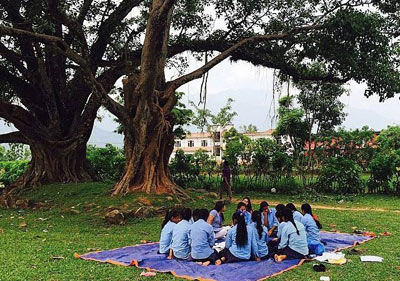 las escuelas reabren en #Nepal‬ esta semana después del terremoto‬ del 25 de abril. Éste, bajo la fresca sombra de un majestuoso árbol baniano en Salyantaar, cerca a Gorkha. 