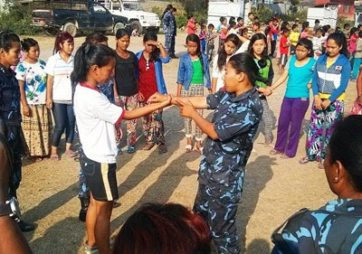 La agente de policía y practicante de judo Pramila Khadka da clases de autodefensa con su equipo a mujeres y niños en un campamento en Katmandú. “Vivir en un campamento no es como vivir en casa, hay muchos extraños alrededor de nosotros. Pero ahora si un chico me molesta, no estará a salvo,” me dice una participante. ¡Felicito a la policía de Nepal!. Amo su trabajo. 