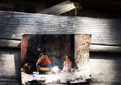 Recuerdos en las ruinas – Mientras andaba a través de unos callejones llenos de escombros de Sankhu, me encontré esta fotografía. Mirándola de cerca, vi personas disfrutando del sol. Estas fueron las escenas y hábitos de la población local que podías  ver en todas partes de estos pueblos ciudades. Actualmente se ve escombros por todos lados, la fotografía seguramente es un recuerdo distante. 