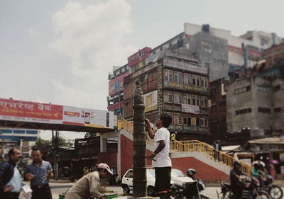 Haciendo una pequeña ‪#‎dharahara‬ en ‪#‎sahidgate‬. Dos hombres trabajan contruyendo una reducida dharahara en memoria de los caídos. La histórica dharahara fue destruída por el terremoto del 25 de abril.