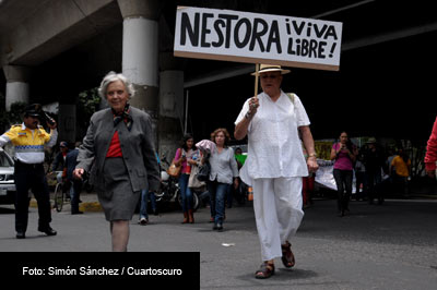 La escritora Eelena Poniatowska encabezó una marcha en la Ciudad de México, para exigir la libertad inmediata de Nestora Salgado. .  