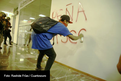 Durante la toma del aeropuerto no hubo daños, sólo algunas pintas.