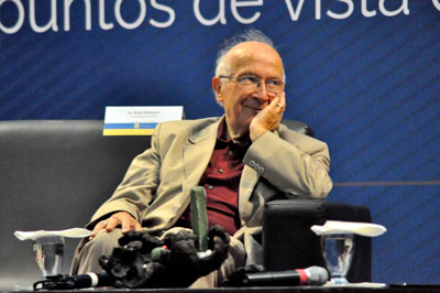 Roald Hoffman  pidió a los jóvenes que observen el mundo que los rodea y a creer que pueden hacer obras maestras.