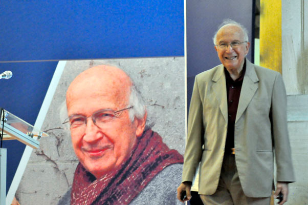 En nombre de la comunidad universitaria, el egresado de la Escuela de Nivel Medio Superior Centro Histórico León, Paulo Rodríguez López, entregó un reconocimiento al destacado químico.