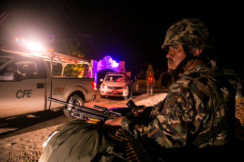 Debido a los fuertes enfrentamientos entre efectivos de la Secretaría de Marina y presuntos delincuentes en la sierra de Tamazula, Durango, en búsqueda del “ Chapo” Guzmán, se observan operativos y retenes en diferentes puntos de la zona serrana entre los límites de Sinaloa y Durango.