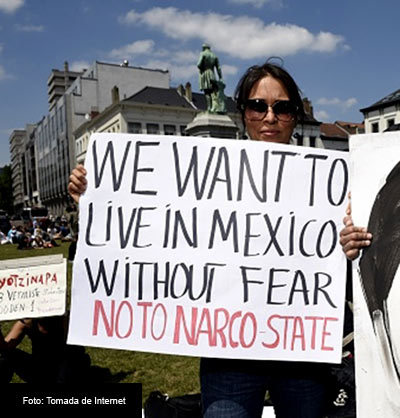 Decenas de manifestantes protestaron contra la presencia de los presidentes de México y Chile en la cumbre UE-Celac que se inauguró hoy en Bruselas.