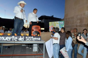 PIDEN-RENUNCIA-DE-BOTELLO-FOTO-CRONICA-GTO-MARIO-ARMAS-4