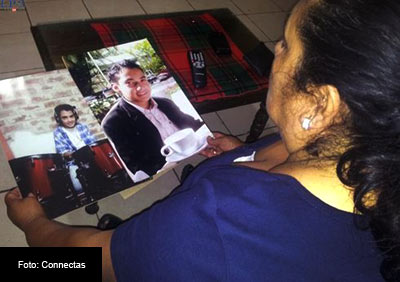 Recuerdos. Sonia Flores contempla las fotografías de su nieto Tommy Chajón Luna, asesinado el 15 de junio de 2013 en Quetzaltenango, Guatemala.  