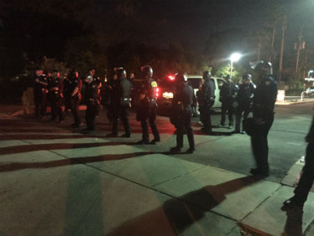 Policías de Phoenix resguardan las oficinas de ICE. Foto: Tomada de la cuenta de twitter @azdangonzalez 