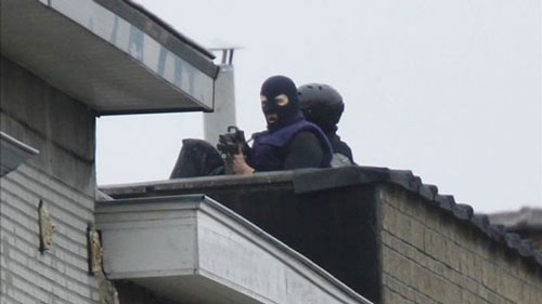 Francotiradores permanecen en guardia en la azotea de un edificio del distrito de Molenbeek en Bruselas (Bélgica).  