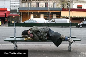 SIN-TECHO-FOTO-THE-BACK-BENCHER