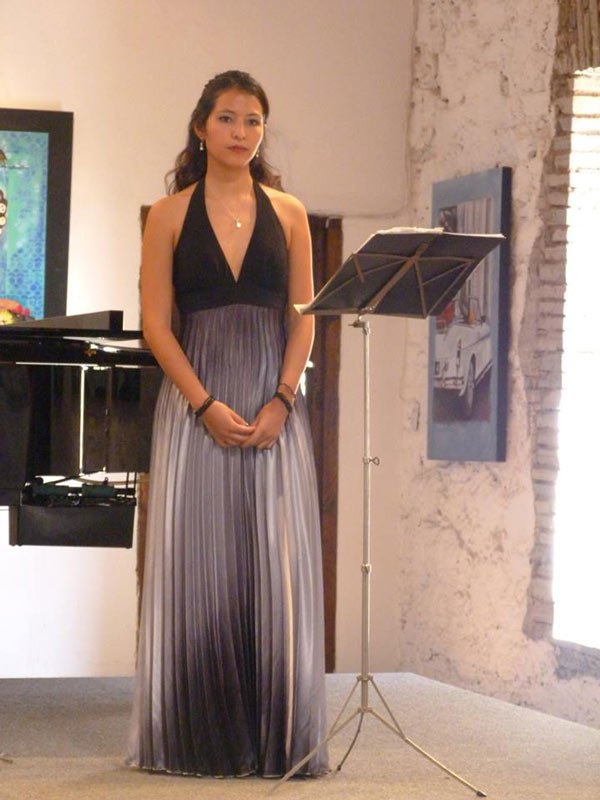 Sofía Flores ofreció un concierto en el museo Casa Gene Byron.