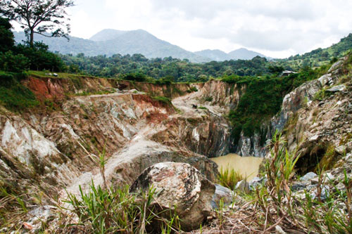 Ríos contaminados por desechos mineros.