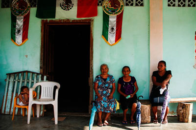 Mujeres de la comunidad La Independencia se oponen a la extracción de titanio. (Foto: Santiago Navarro F.)
