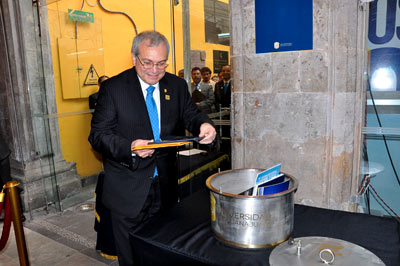 Como parte de los festejos por el 70 aniversario de la UG, el rector Cabrera Sixto enterró una cápsula del tiempo en el antiguo Patio Jesuita, en la que fueron resguardados documentos, fotografías y videos que muestran el acontecer universitario. 