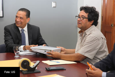 Luis Felipe Guerrero Agripino entregó su solicitud de registro para contender por la rectoría general de la UG.